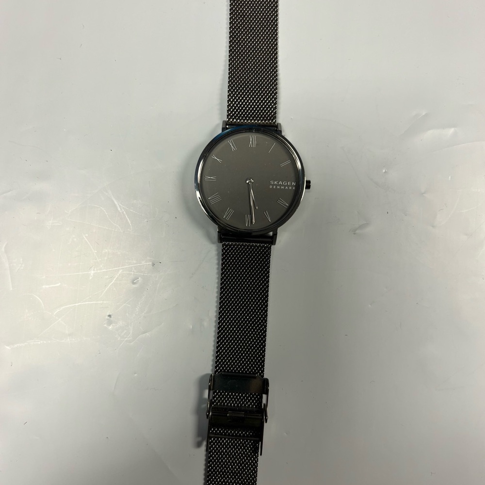 Self adjusting Skagen gunmetal mess watch in good condition